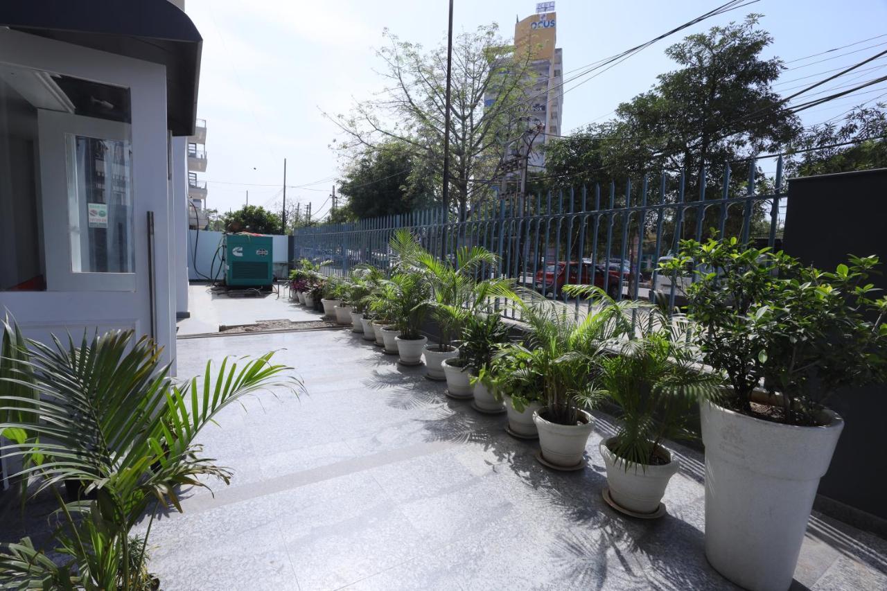 Hotel Wedlock Near Artemis Hospital Gurgaon Exterior photo