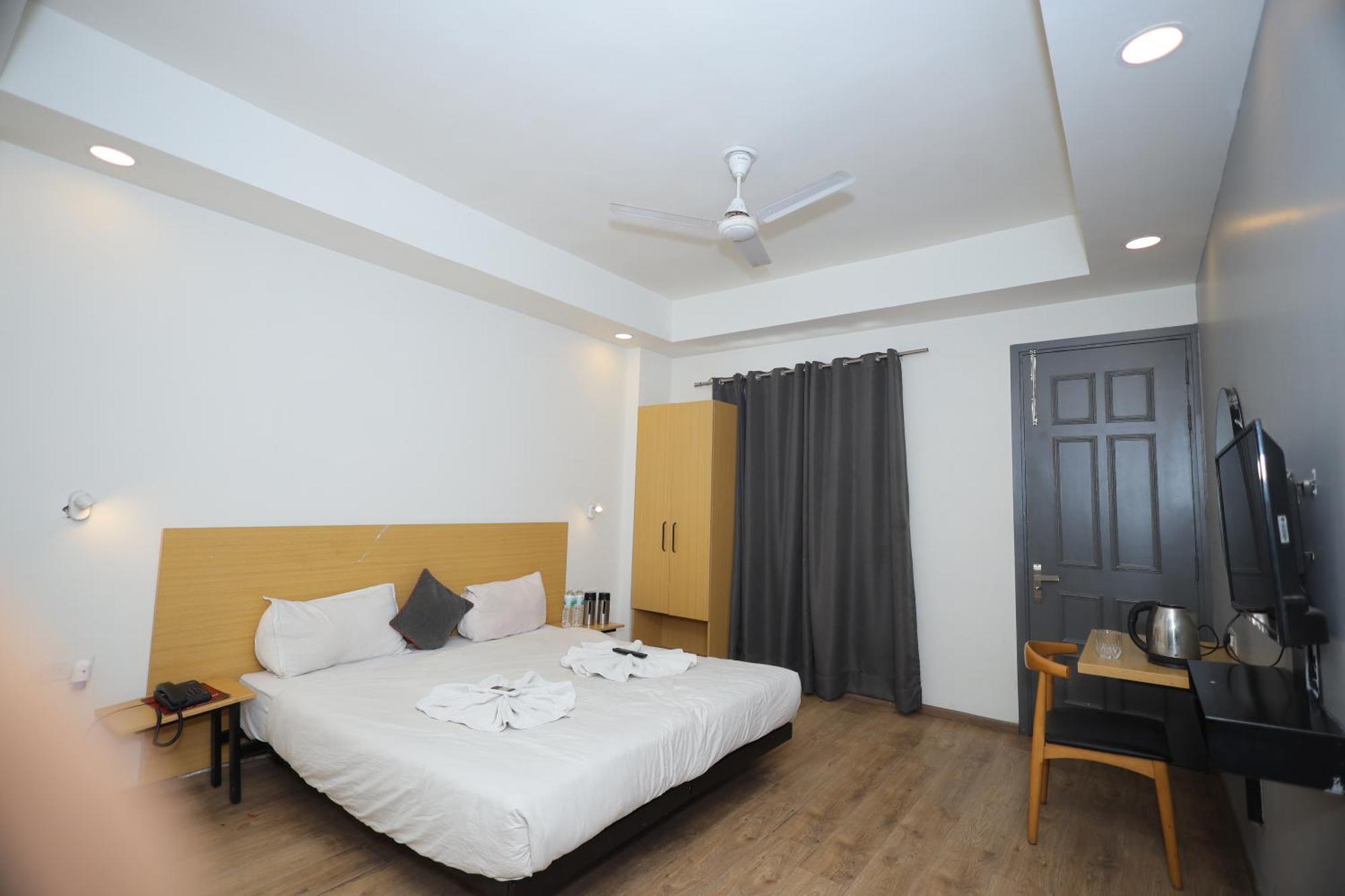 Hotel Wedlock Near Artemis Hospital Gurgaon Exterior photo