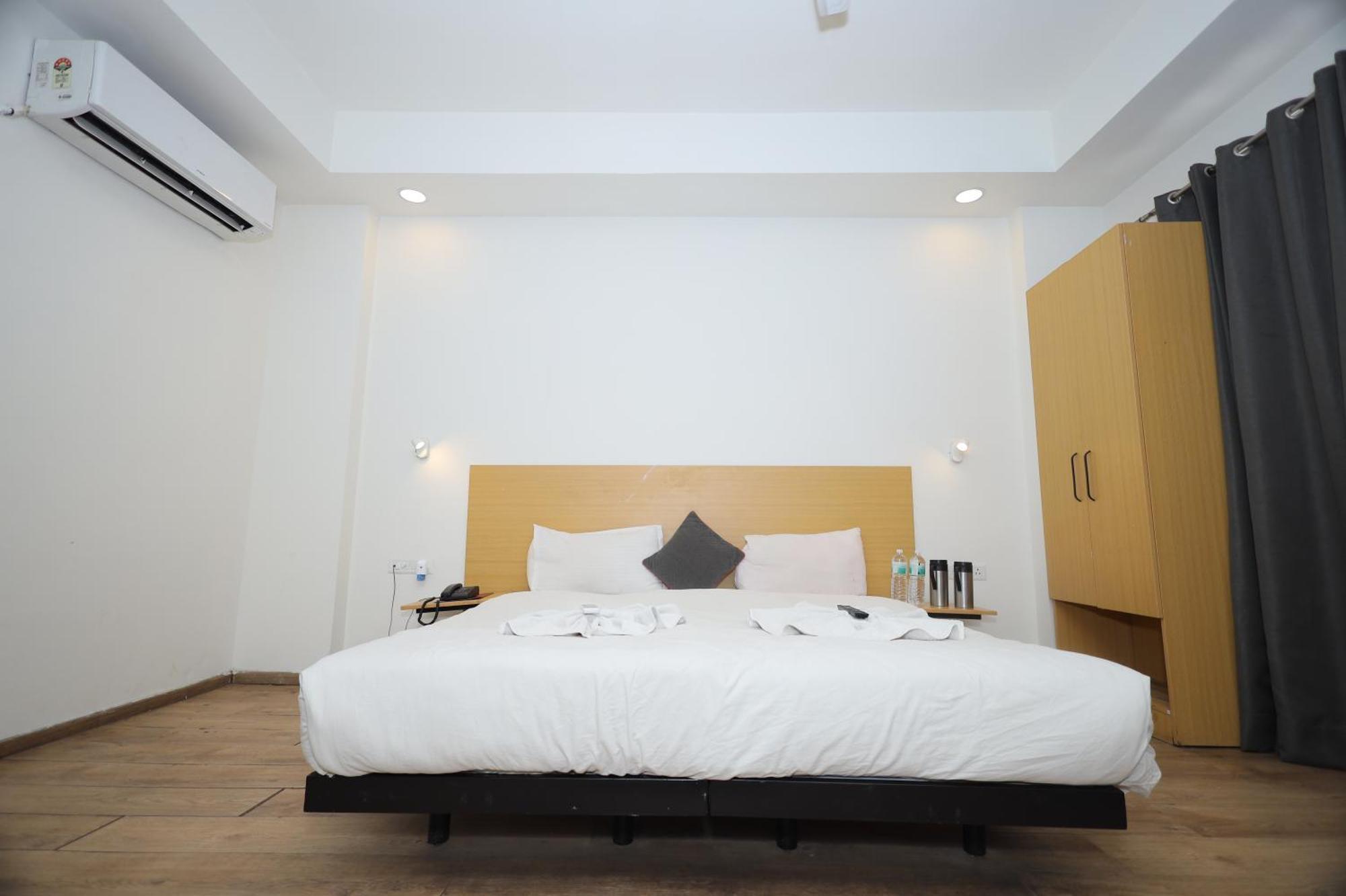 Hotel Wedlock Near Artemis Hospital Gurgaon Exterior photo