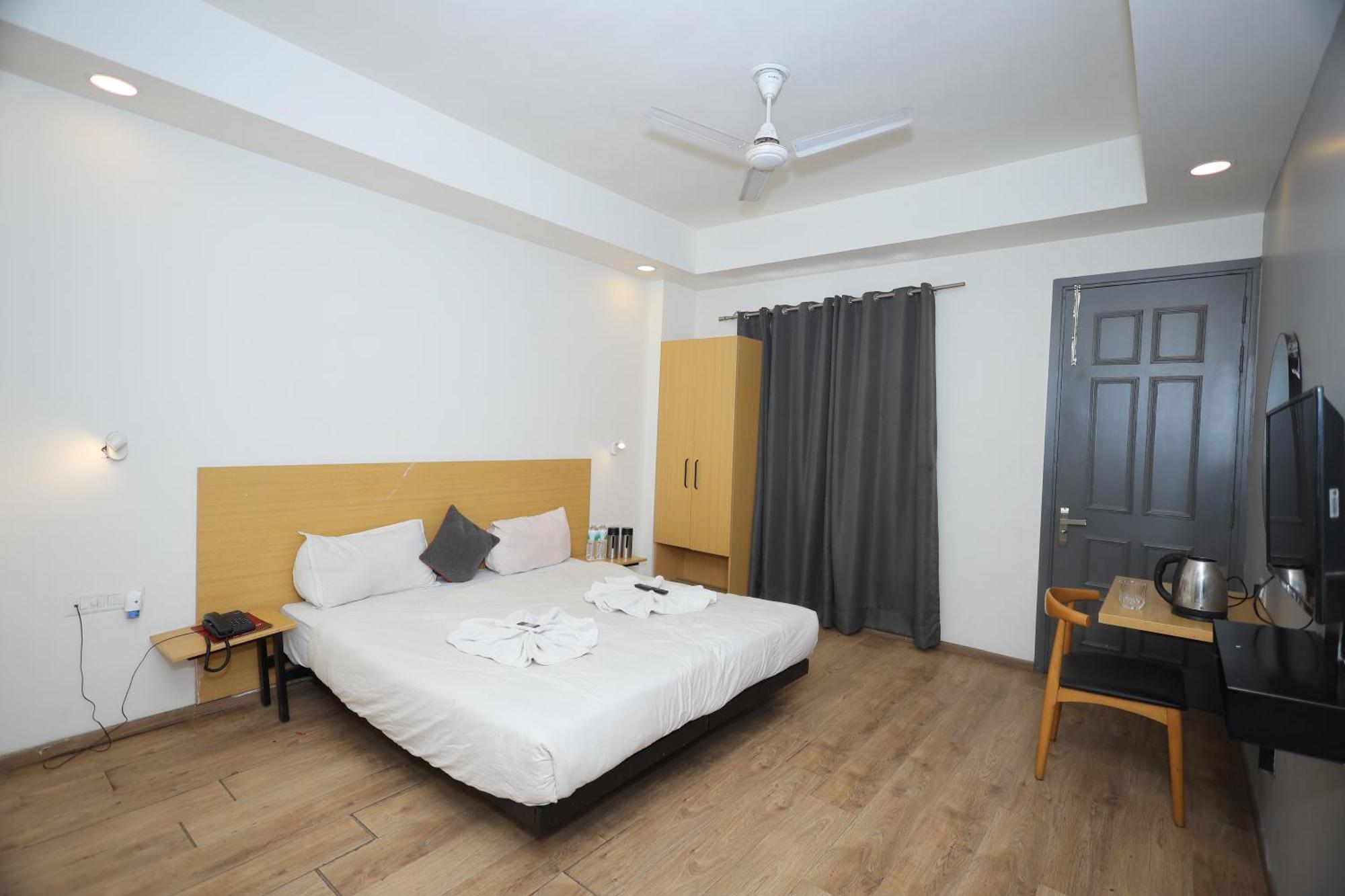 Hotel Wedlock Near Artemis Hospital Gurgaon Exterior photo