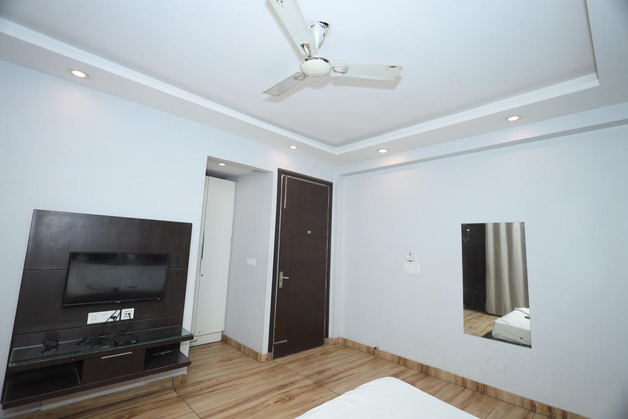 Hotel Wedlock Near Artemis Hospital Gurgaon Exterior photo